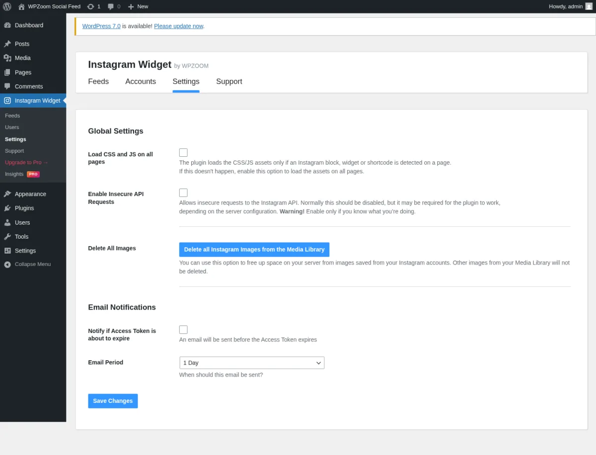 Pestaña Settings global de WPZOOM Social Feed que muestra el interruptor Load CSS and JS on all pages, el interruptor Enable unsafe requests y las opciones de notificación por correo para la expiración del token